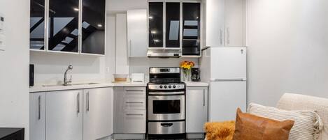 Jääkaappi, mikroaaltouuni, uuni, liesi