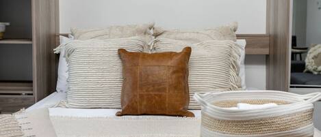 1 habitación, tabla de planchar con plancha, wifi gratis y ropa de cama