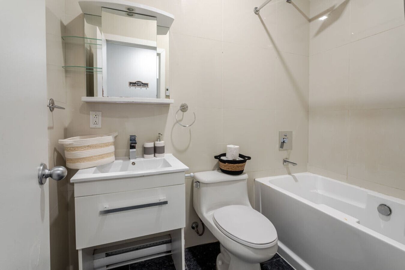 Sèche-cheveux, serviettes fournies