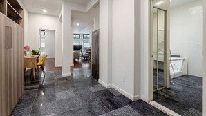 A modern interior with a kitchen, dining area, and a bathroom. - Vibrant MTL Living – 1BDR in a Top Location (Montréal)