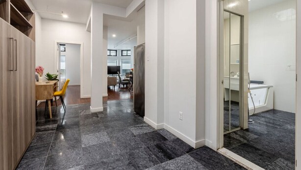 A modern interior with a kitchen, dining area, and a bathroom. - Vibrant MTL Living – 1BDR in a Top Location (Montréal)