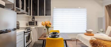 Een strijkplank/strijkijzer, gratis wifi, beddengoed