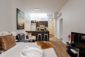 Smart TV - Elegant Bishop Apartment – Downtown Gem (Montréal)
