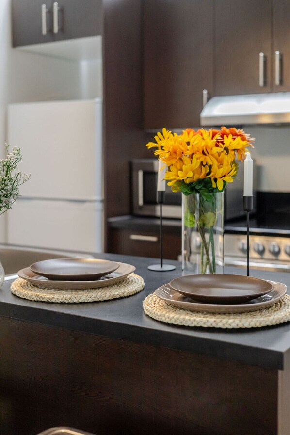 Fridge, microwave, oven, stovetop - Elegant Bishop Apartment – Downtown Gem (Montréal)