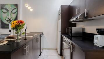 Fridge, microwave, oven, stovetop