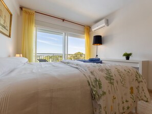 1 bedroom, desk, internet