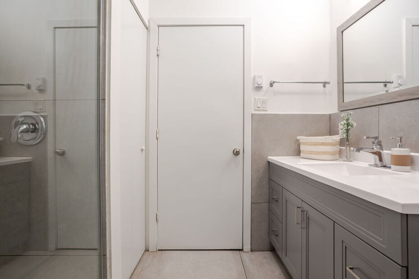 Secador de cabelo, toalhas de banho