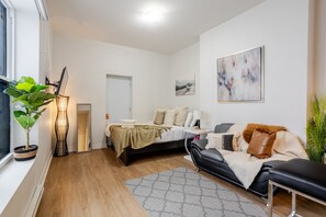 Iron/ironing board, free WiFi, bed sheets - Downtown Retreat, 4-min Walk to Metro (Montréal)