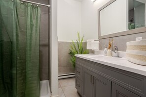 Hair dryer, towels - Downtown Retreat, 4-min Walk to Metro (Montréal)