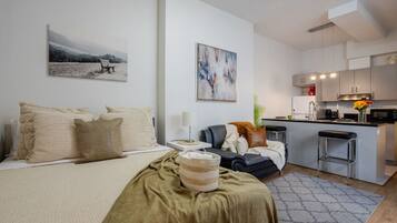Tabla de planchar con plancha, wifi gratis y ropa de cama