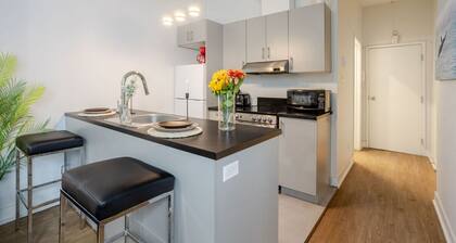 Downtown Retreat, 4-min Walk to Metro