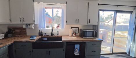 Frigorífico, microondas, horno y placa de cocina