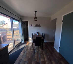 Dining - Warm and Cozy retreat with AC, WiFi in Pleasant Pinetop-Lakeside (Pinetop-Lakeside)