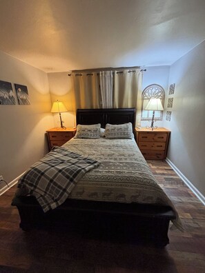 3 bedrooms, desk, travel cot, free WiFi - Warm and Cozy retreat with AC, WiFi in Pleasant Pinetop-Lakeside (Pinetop-Lakeside)