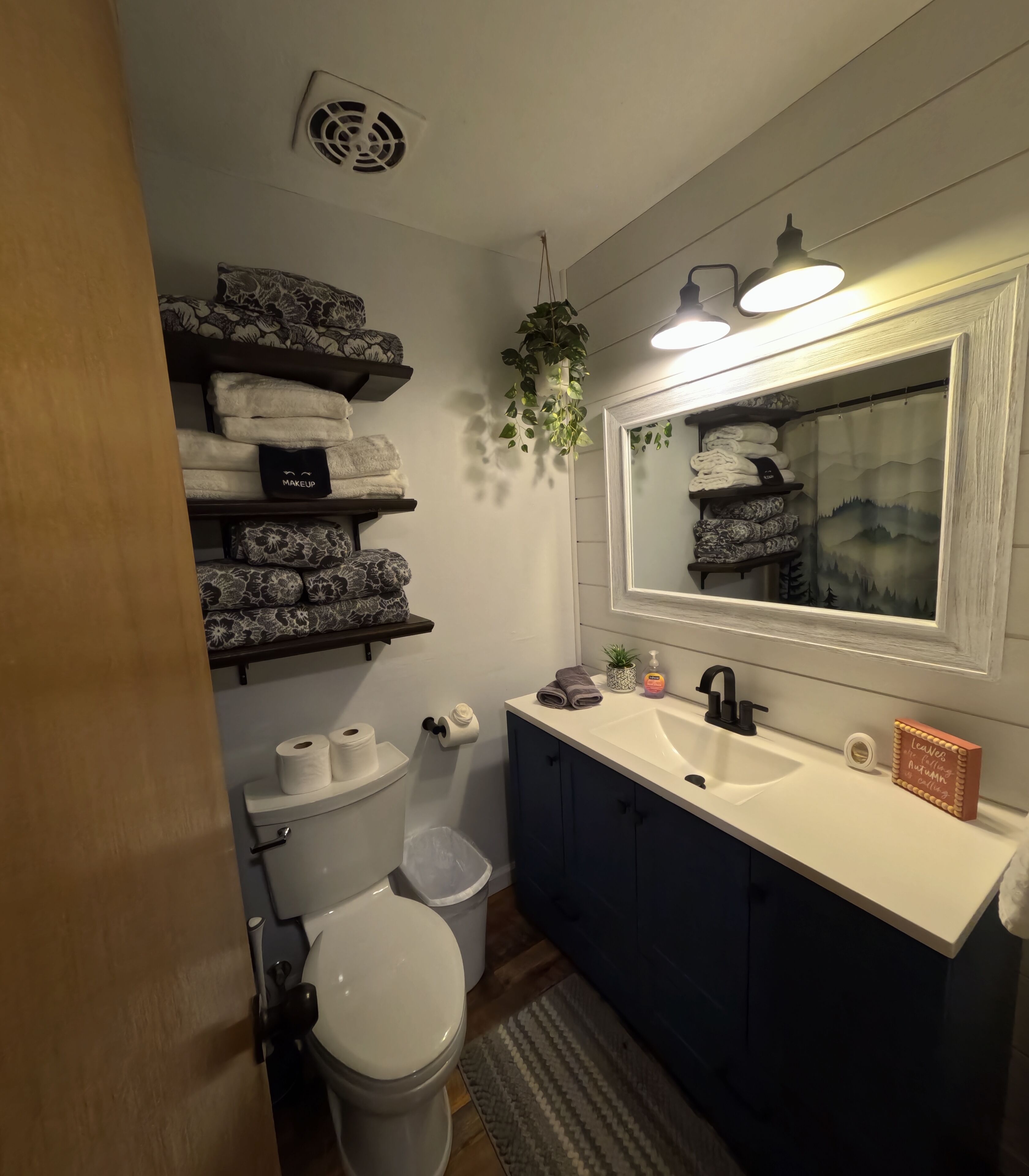 Een haardroger, handdoeken, zeep, toiletpapier