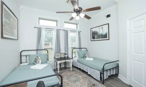 8 habitaciones, escritorio, tabla de planchar con plancha y wifi gratis 