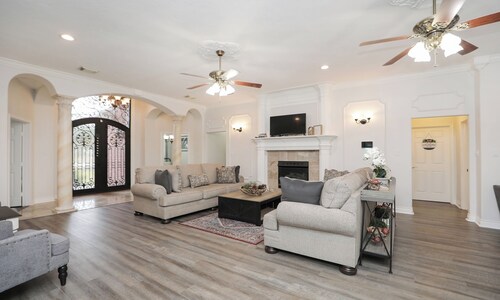 Cozy 8BR Rustic House near IAH & Downtown Sleeps 17+, Event-ready, Spacious Yard