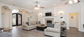Cozy 8BR Rustic House near IAH & Downtown Sleeps 17+, Event-ready, Spacious Yard