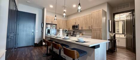 Réfrigérateur, micro-ondes, four, plaque de cuisson