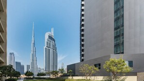 Un edificio moderno con techo plano y un amplio patio interior con césped y árboles.