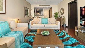 Un salon moderne avec un canapé, une table basse et un téléviseur.