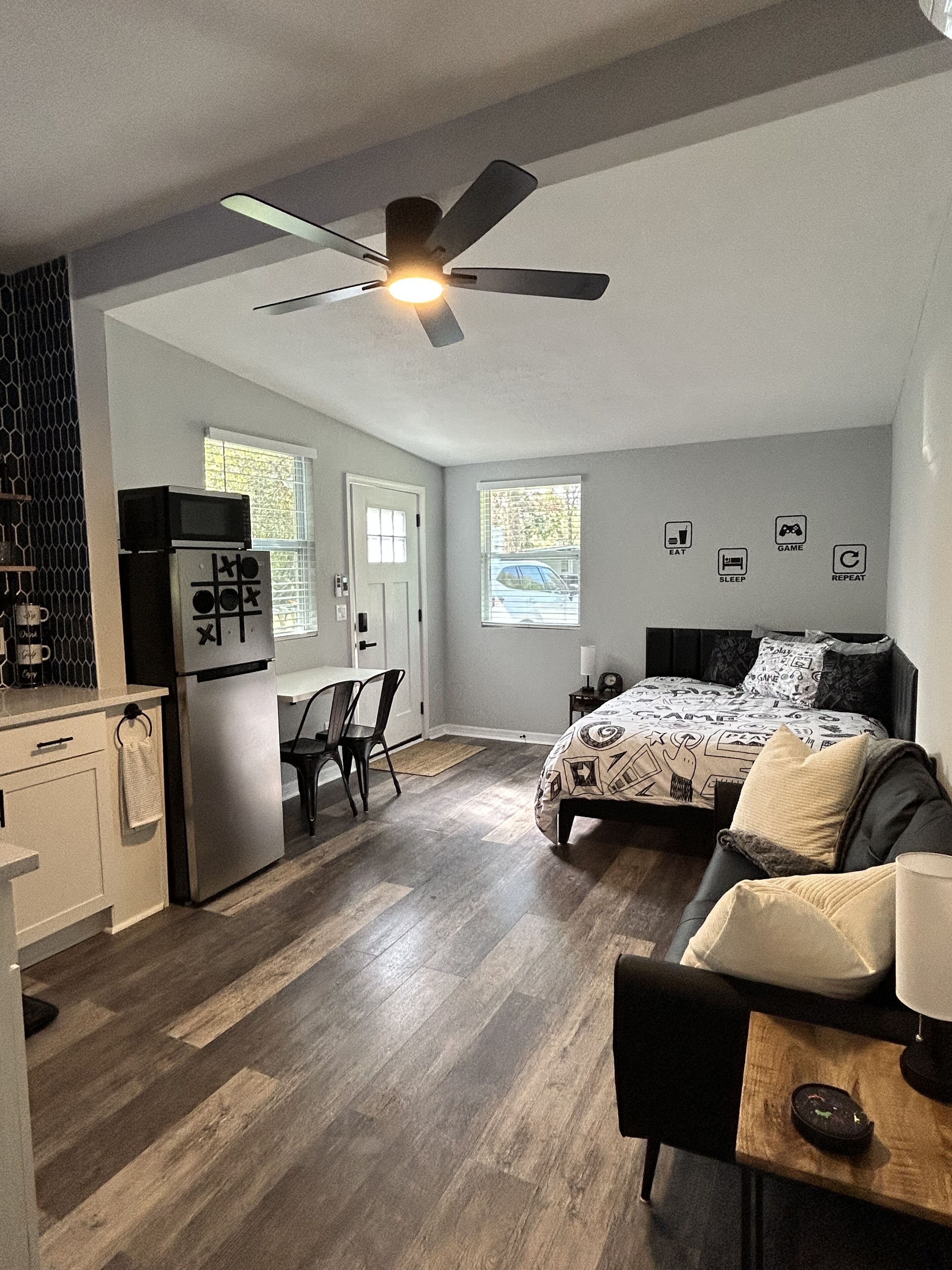 1 habitación, escritorio, tabla de planchar con plancha y wifi 