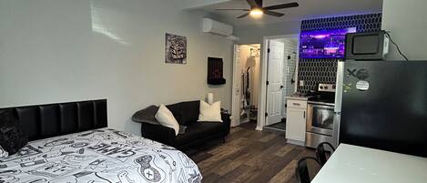 1 bedroom, desk, iron/ironing board, WiFi