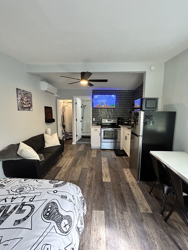1 bedroom, desk, iron/ironing board, WiFi - The Level Up Studio (Jacksonville)