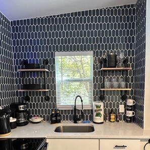 Kylskåp, mikrovågsugn, ugn och spishäll