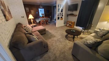 TV connectée, lecteur de DVD, livres