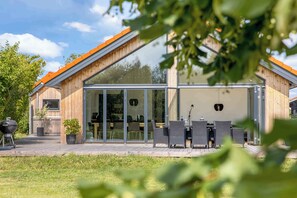 Outdoor dining - Modern holiday home close to the beach (Væggerløse)