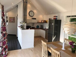 Kjøleskap, mikrobølgeovn, ovn og kokeplater