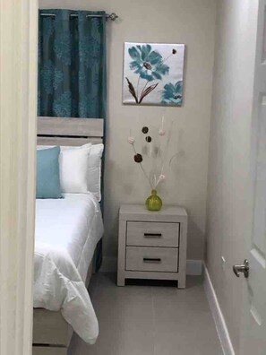3 habitaciones, tabla de planchar con plancha, wifi y ropa de cama
