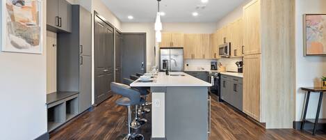 Kjøleskap, mikrobølgeovn, ovn og kokeplater