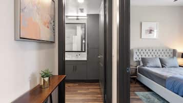 2 Schlafzimmer, Schreibtisch, Bügeleisen/Bügelbrett, Reisekinderbett