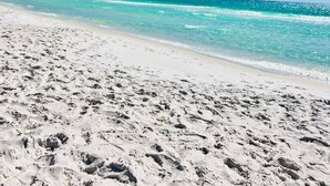 På stranden, solsenger og strandhåndklær