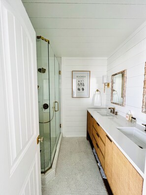 Shower, hair dryer, towels, soap - Remodeled Gulf front top floor condo Seagrove 30A area 4 beach chairs included (Santa Rosa Beach)