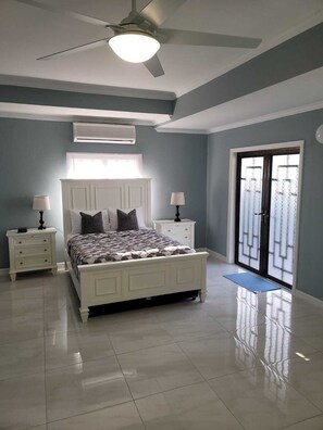 4 makuuhuonetta, työpöytä, ilmainen Wi-Fi, vuodevaatteet