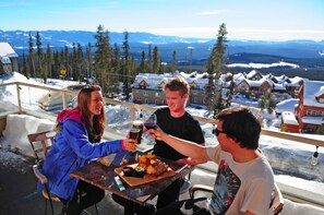 Outdoor dining - Southpoint 25. 2 Bdrm Ski In/Out w Hot Tub (Beaverdell)