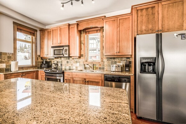 Kjøleskap, mikrobølgeovn, ovn og kokeplater