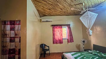 Classic-huone, 3 makuuhuonetta, tupakointi sallittu, näköala puutarhaan | Työpöytä, kannettavalle tietokoneelle sopiva työtila