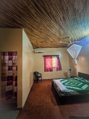 Chambre Classique, 3 chambres, fumeurs, vue jardin | Bureau, espace de travail pour ordinateur portable