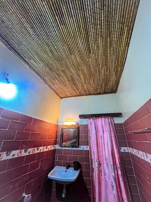 Classic Room, 3 Bedrooms, Smoking, Garden View | Bathroom | Shower, bathrobes, towels, soap - Hôtel Finio (Joal-Fadiout)
