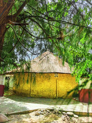 Chambre Classique, 3 chambres, fumeurs, vue jardin | Bureau, espace de travail pour ordinateur portable