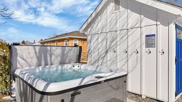 Bañera de hidromasaje al aire libre