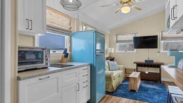 Jääkaappi, mikroaaltouuni, liesi, kahvin-/teenkeitin