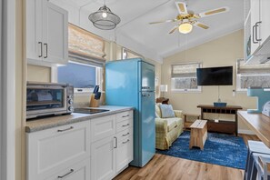 Fridge, microwave, stovetop, coffee/tea maker - Charming 1-bedroom apartment with AC, 3 minute walk to beach, and new hot tub (Westbrook)