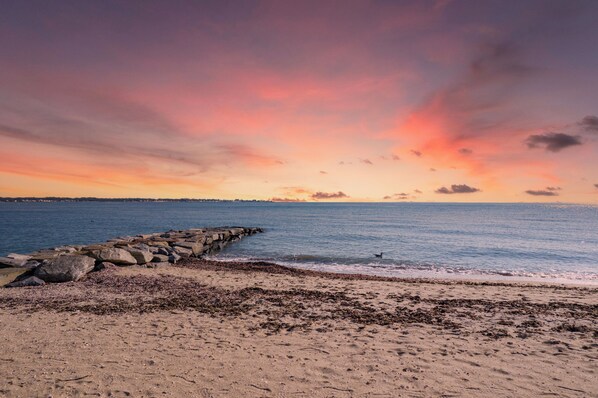 Beach nearby - Charming 1-bedroom apartment with AC, 3 minute walk to beach, and new hot tub (Westbrook)