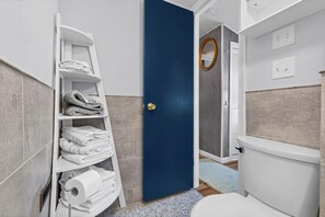 Shower, hair dryer, towels, shampoo - Charming 1-bedroom apartment with AC, 3 minute walk to beach, and new hot tub (Westbrook)