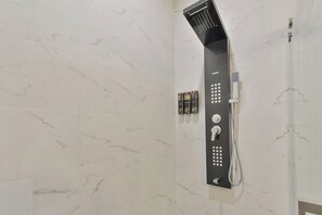 Shower, hair dryer, towels, soap - Veranda with skyline views (Atlanta)